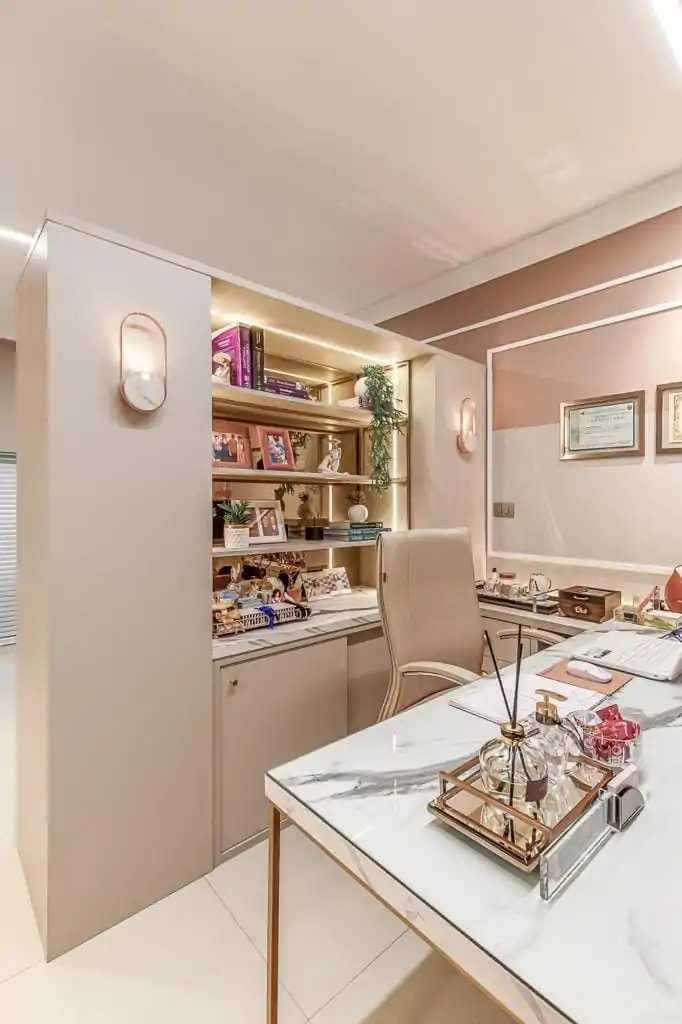 Consultório com mesa de mármore e estante decorada